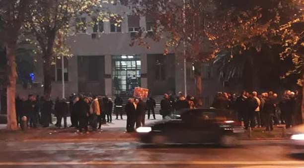 БРАЈОВИЋ ПРОТИВ УЛАСКА ПОЛИЦИЈЕ? Стотинак грађана окупило се испред Скупштине Црне Горе
